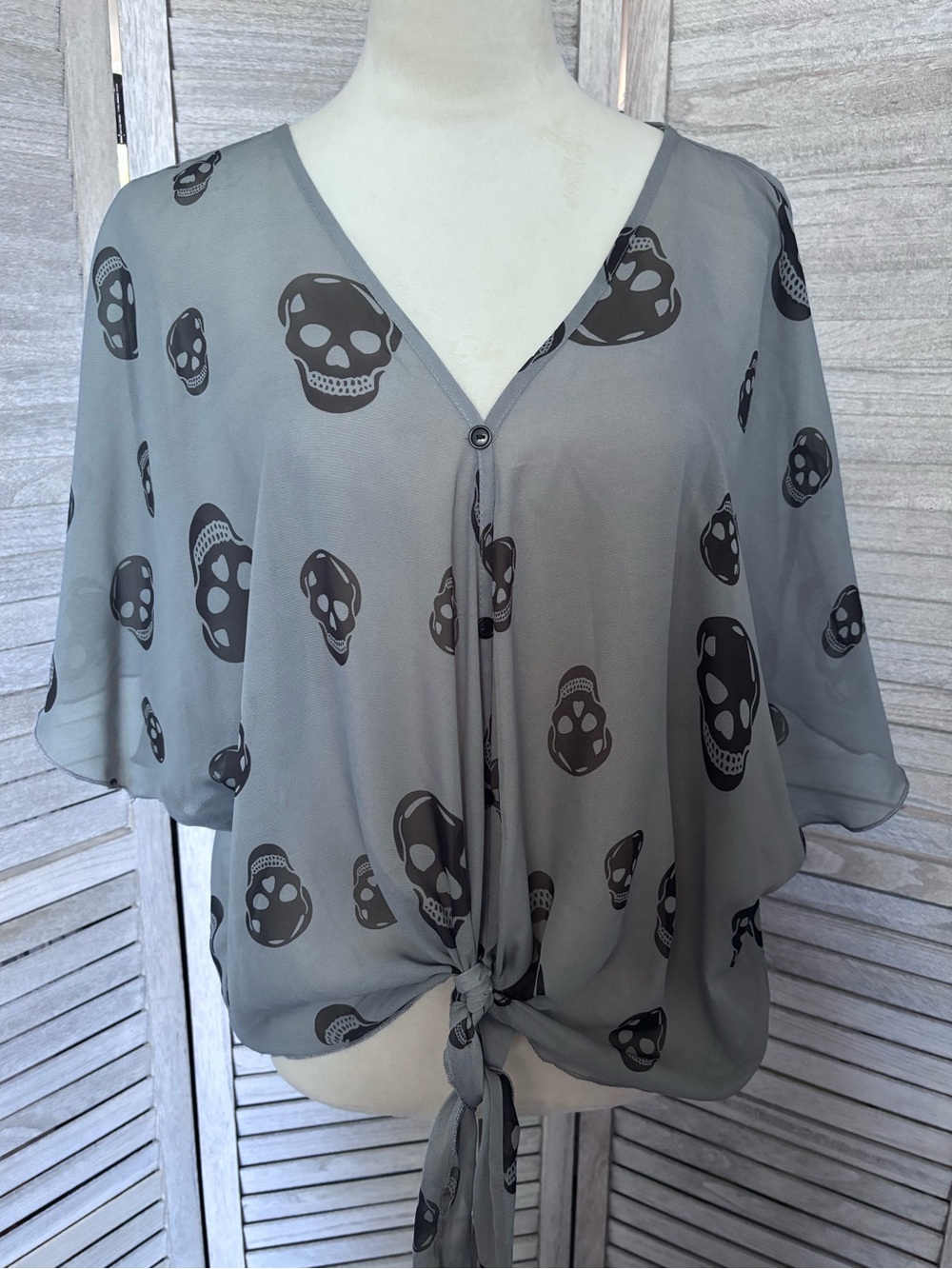 Sheer Gray Chiffon Top w/ Black Floating Skulls Pattern Batwing w/Tie-Front SZ3X
